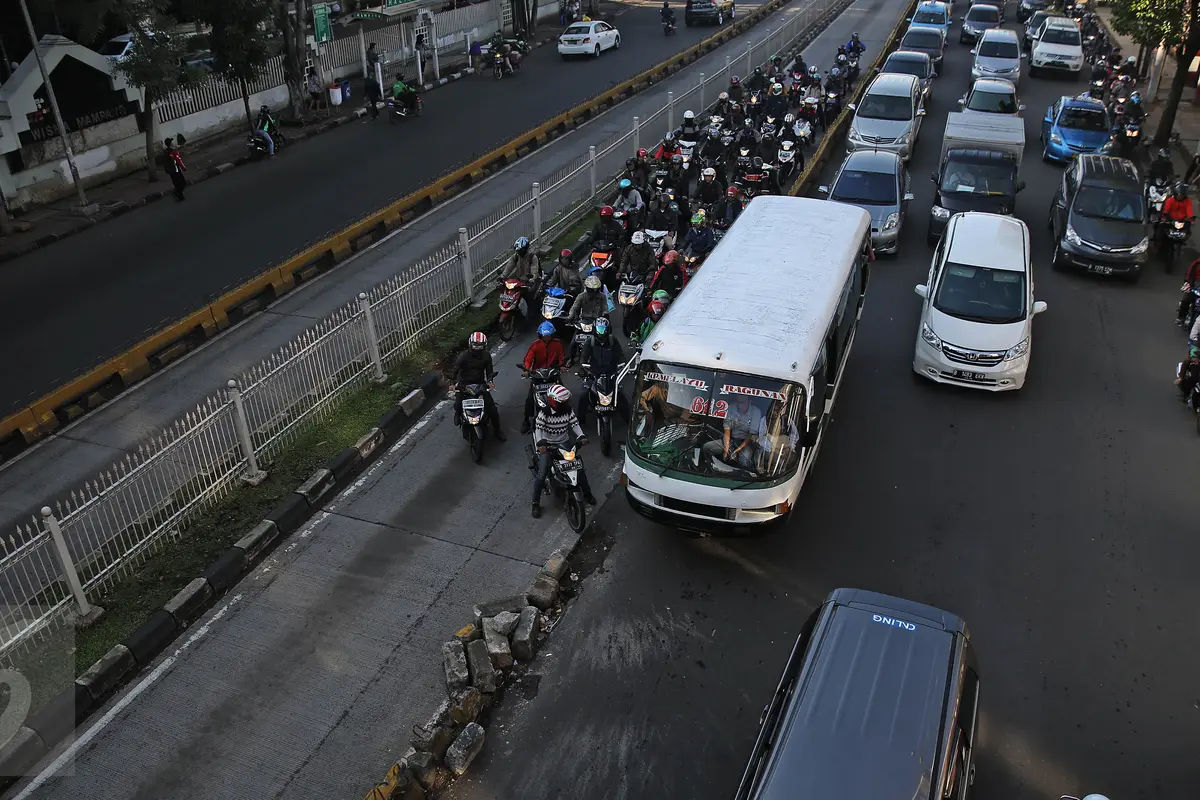 20160418-Aturan Ketat,Pemotor Masih Nekat Terobos Jalur Busway