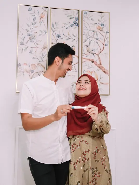 Di usianya yang belum genap dua tahun, anak pertamanya yang bernama Ali Razi Bawazier akan segera menjadi kakak. Tentu kehamilan kedua ini membawa kebahagiaan sendiri bagi keluarga kecil Vebby Palwinta.(Liputan6.com/IG/@vebbypalwintaa)