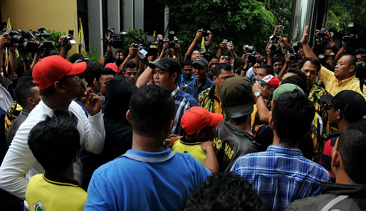 Massa Angkatan Muda Partai Golkar (AMPG) pimpinan Yorrys Raweyai terlibat bentrok dengan AMPG yang berjaga di DPP Golkar, Jakarta, Selasa (25/11/2014). (Liputan6.com/Johan Tallo)