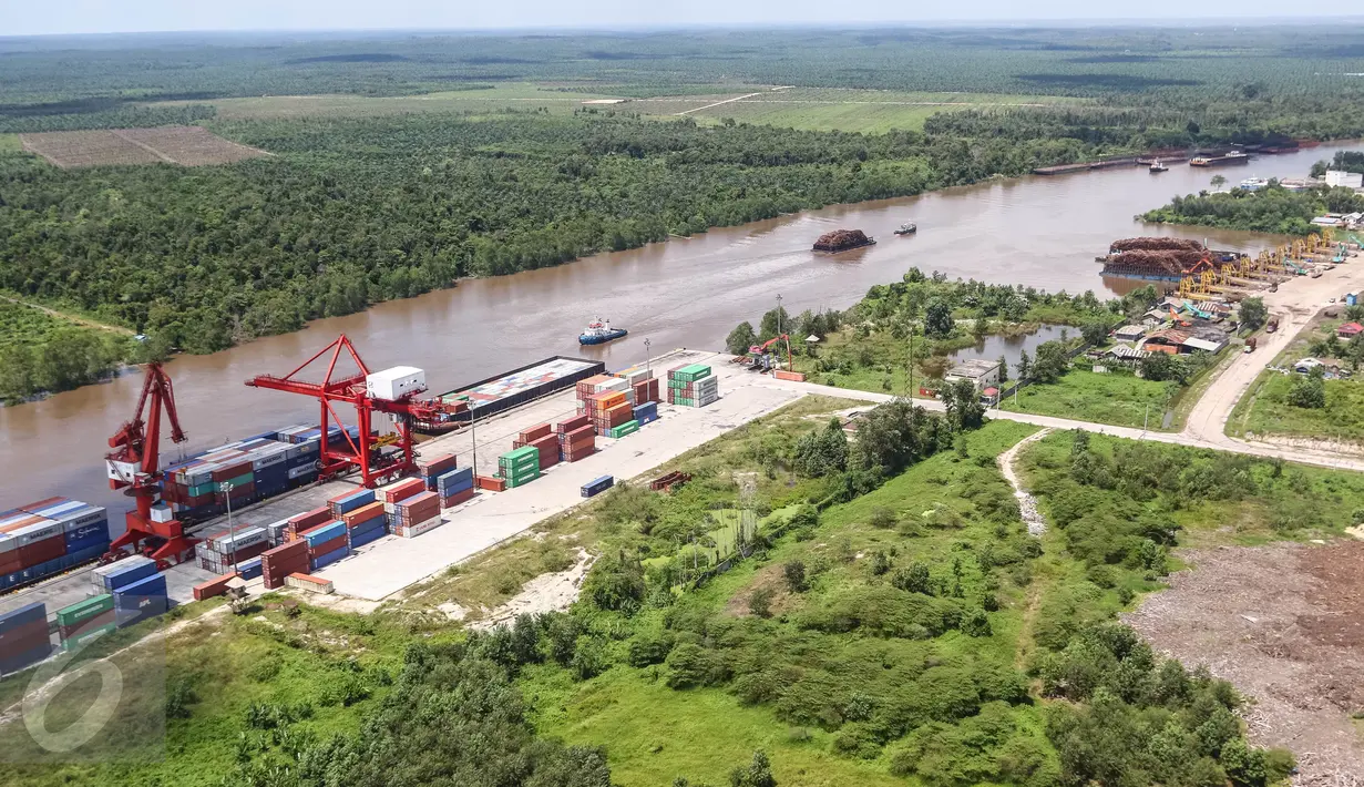 Suasana kapal tongkang saat bersandar di Pelabuhan PT. Indah Kiat Pulp and Paper,  Kabupaten Siak, Riau, (18/07). Kapal tongkang hanya bisa masuk dan bersandar dengan ketinggian maksimal 17 meter dari permukaan laut. (Liputan6.com/Fery Pradolo)