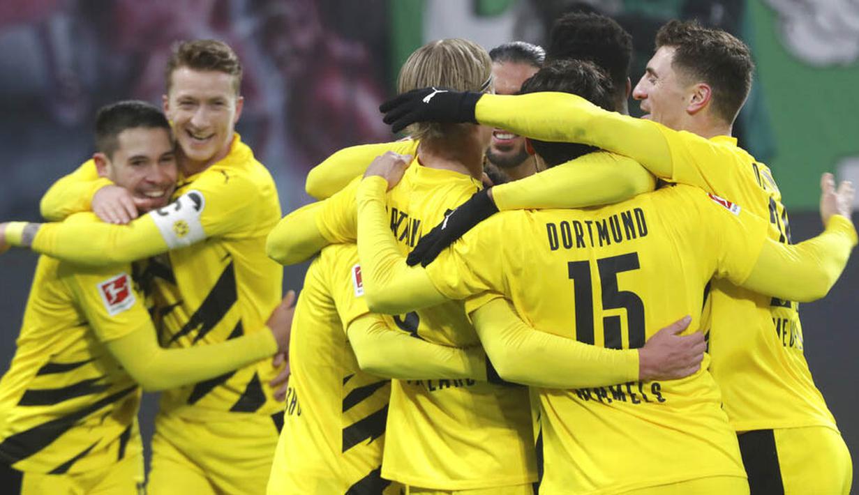 Para pemain Borussia Dortmund merayakan gol yang dicetak oleh Erling Haaland ke gawang RB Leipzig pada laga Bundesliga di Stadion Red Bull Arena, Sabtu (9/1/2021). Dortmund menang dengan skor 3-1. (AP/Michael Sohn)