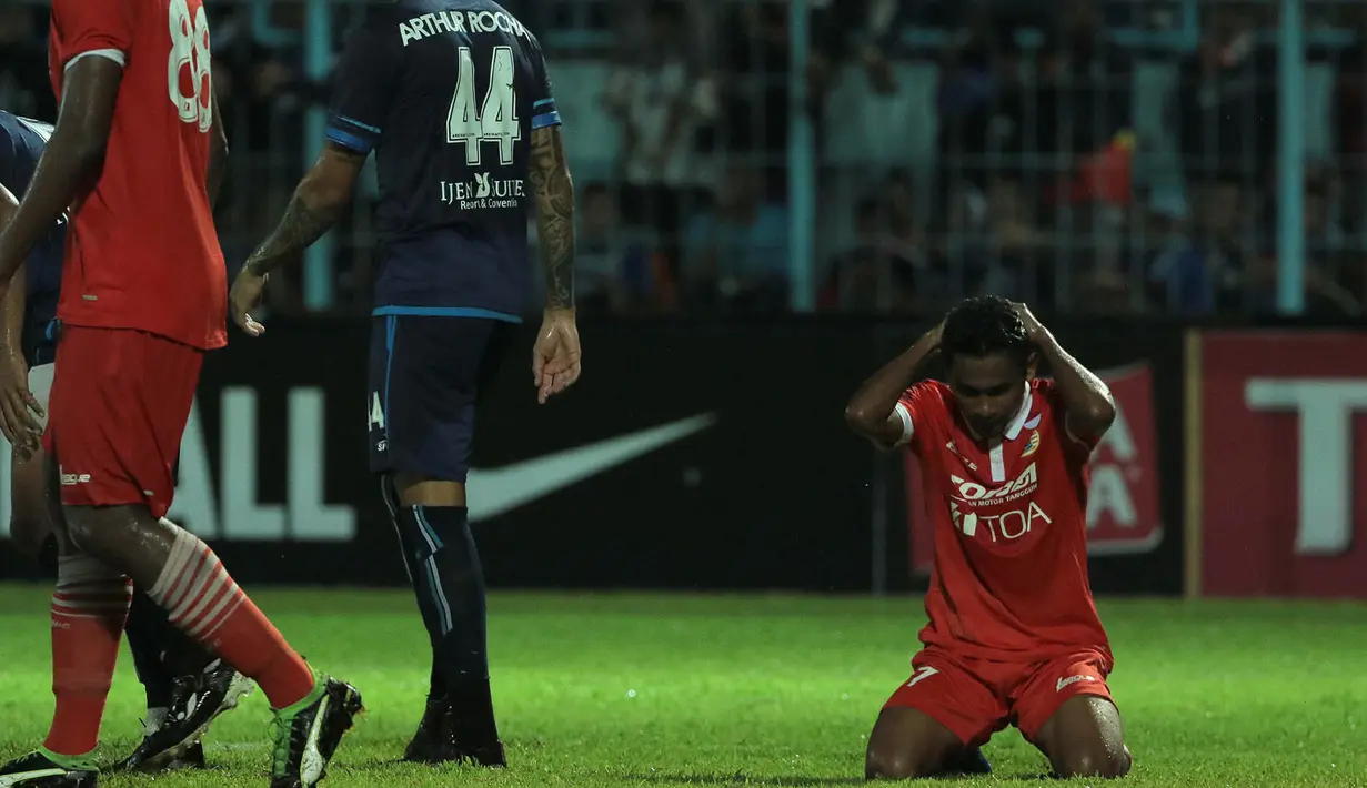 Gelandang Persija, Ramdani Lestaluhu, tampak kecewa saat melawan Arema pada laga Piala Presiden 2017 di Stadion Kanjuruhan, Malang, Sabtu (11/2/2017). Arema bermain imbang 1-1 melawan Persija. (Bola.com/Reza Bachtiar)