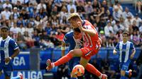Facundo Garces (baju biru) saat memperkuat Deportivo Alaves di ajang La Liga. (ANDER GILLENEA / AFP)