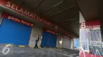 Petugas keamanan berpatroli di sekitar pertokoan yang tutup di Pasar Tanah Abang, Jakarta, Kamis (7/7). Pertokoan akan kembali buka pada 14 Juli 2016 mendatang. (Liputan6.com/Immanuel Antonius)