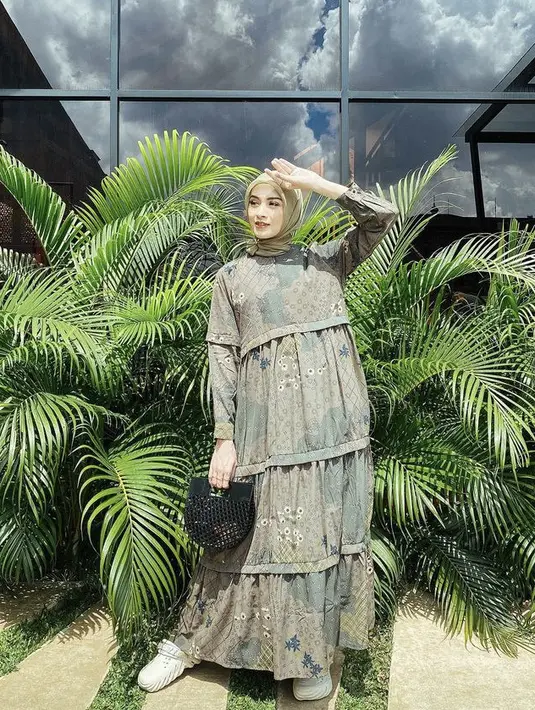 Ia juga mengenakan gamis model ruffle warna hijau yang senada dengan kerudungnya. Dengan membawa tas keranjang hitam. @donitabhubiy
