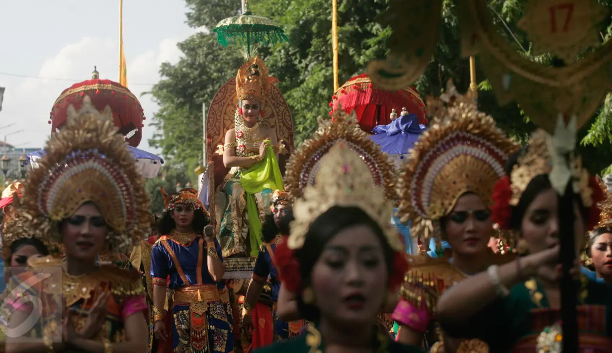 Sejumlah peserta mengikuti pawai pembukaan Festifal Kesenian Yogyakarta (FKY) 2016 di Jalan Malioboro, Yogyakarta (23/8). Kegiatan budaya tersebut di  akan digelar di Taman Kuliner Condongcatur, Sleman. (Boy Harjanto)