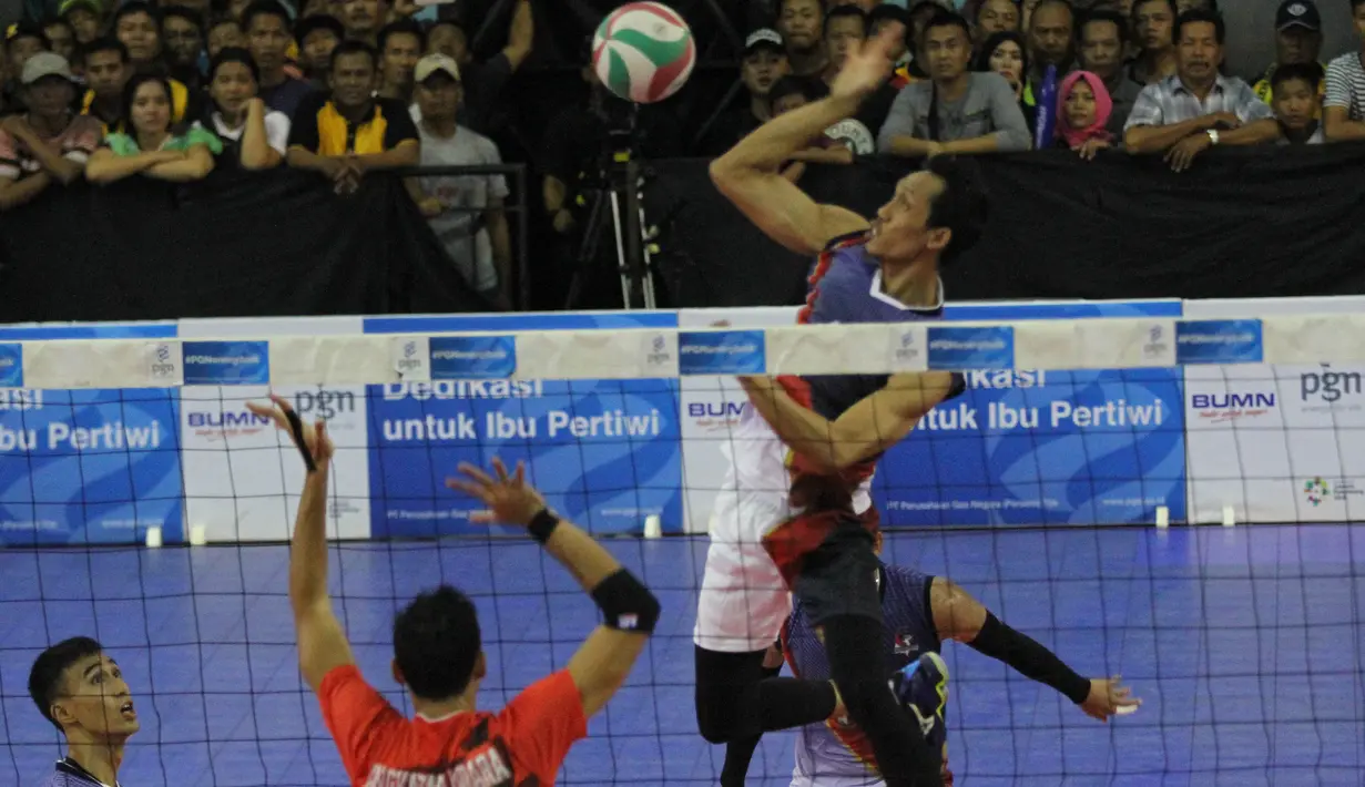Pevoli Bhayangkara Samator melakukan smash saat melawan TNI AU pada laga final Livoli 2017 di GOR Dimyati, Tangerang, Sabtu (9/12/2017). Bhayangkara menang 3-1 atas TNI AU. (Bola.com/Vitalis Yogi Trisna)