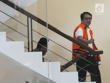 Bupati Labuhanbatu nonaktif Pangonal Harahap menaiki tangga untuk menjalani pemeriksaan lanjutan di gedung KPK, Jakarta, Selasa (9/10). Pangonal diperiksa terkait menerima suap proyek di lingkungan Pemda Labuhanbatu, Sumut. (Merdeka.com/Dwi Narwoko)
