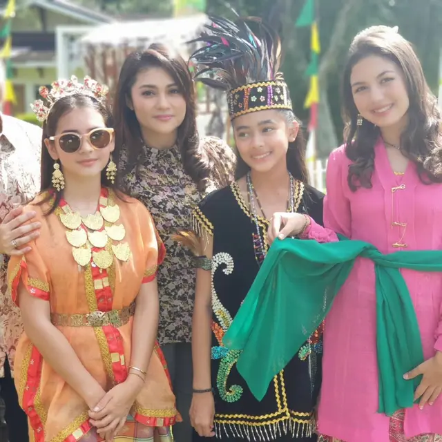 6 Potret Pemain Dari Jendela SMP Pakai Baju Adat, Curi Perhatian