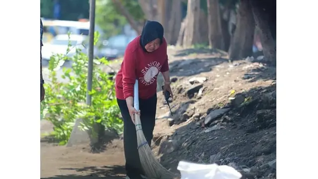 5 Momen Tri Rismaharini Menyapu Jalanan, Peduli Kebersihan Lingkungan