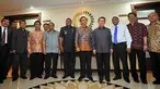 Ketua DPR RI Marzuki Alie (tengah), didampingi sejumlah Gubernur dan Walikota daerah kepulauan usai memaparkan RUU Provinsi Kepulauan, di Kompleks Parlemen Senayan, Jakarta, Kamis (6/10). RUU tersebut akan menjadi prioritas DPR RI disahkan menjadi UU pada