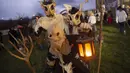 Orang-orang yang bersuka ria mengambil bagian dalam topeng musim dingin di desa Alsasua, provinsi Navarra, Spanyol utara (1/3/2022). Selama karnaval tradisional Alsasua, penduduk setempat menutupi pakaian, lengan, dan wajah mereka dengan darah sapi dan parade di desa. (AFP/Ander Gillenea)