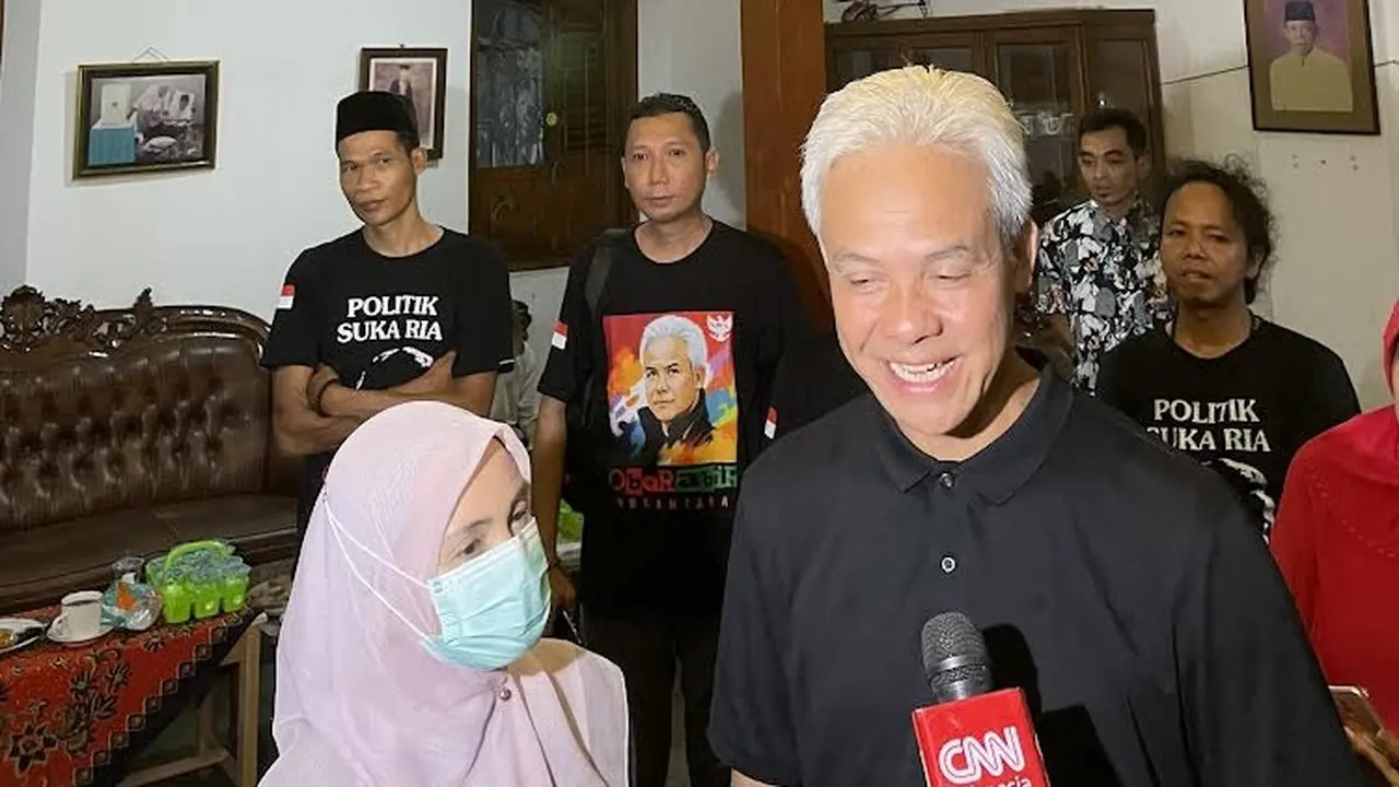 Calon Presiden nomor urut 3 Ganjar Pranowo dan istrinya, Siti Atikoh Supriyanti mengucapkan selamat tahun baru 2024.