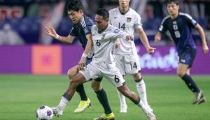 Wataru Endo vs Beckham Putra saat timnas Indonesia bertemu Jepang. (AFP/Paul Miller)