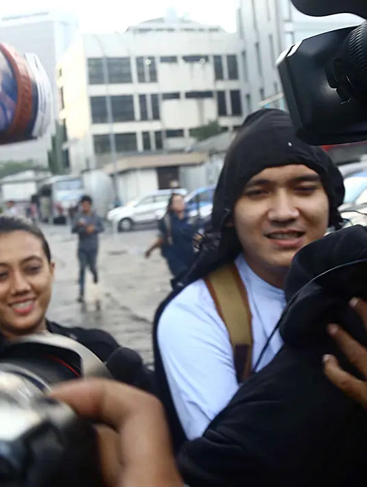 "Sujud syukur gua kalo dia minta maaf dan hubungin gua," ucap Egi John di kawasan Kapten Tendean, Jakarta Selatan, Kamis (15/9/2016). (Nurwahyunan/Bintang.com)