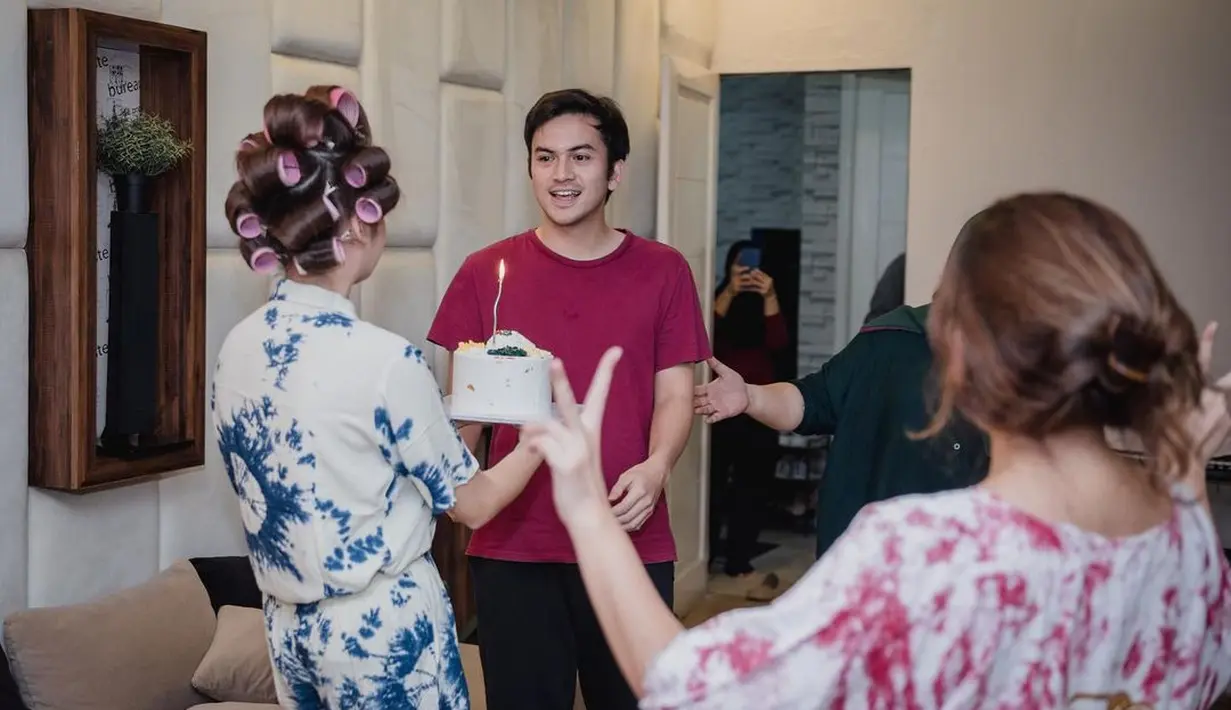 Sebuah kejutan diberikan Syifa kepada bintang sinetron Bidadari Surgamu SCTV. Saat memberikan kejutam, Syifa dan beberapa sahabat juga tampil beda. [Instagram/rizkynazar20]