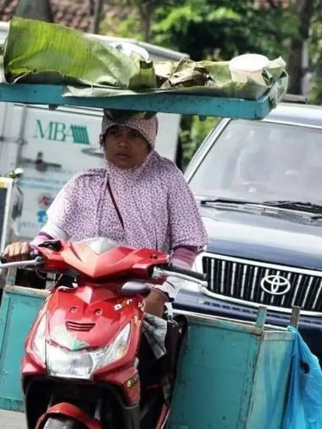 5 Aksi Multitasking Pengendara Motor Ini Bikin Melongo