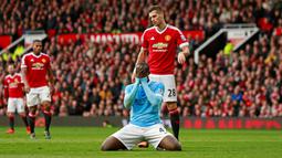 Ekspresi pemain Manchester City, Yaya Toure, setelah gagal memanfaatkan peluang di depan gawang Manchester United dalam lanjutan Liga Premier Inggris di Stadion Old Trafford, Inggris, Minggu (25/10/2015). (Action Images via Reuters/Jason Cairnduff)