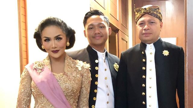 Krisdayanti, Azriel Hermansyah dan Raul Lemos (https://www.instagram.com/p/CQmsUdRgKp7/)