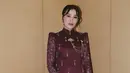 Untuk akad nikah, ia mengenakan kebaya brokat warna maroon dengan model janggan yang memiliki ciri khas kerah tinggi. Kebaya yang dihiasi beads rumbai dipadukan bros rantai warna gold serta bawahan kain batik. Ia juga membawa mini bag lady Dior hitam. [@aaliyahmassaid]