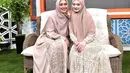 Melihat cantik dan anggunnya Inara Rusli ketika berpose bersama Okky Setiana Dewi. Ia mengenakan dress cantik yang disempurnakan dengan hijab cokelat serasi. Foto: Instagram.