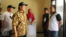 Ketua DKPP, Jimly Asshiddiqie (kedua kiri) berbincang dengan petugas KPPS di TPS 14 Beji Timur Kota Depok, Jawa Barat, Rabu (9/12/2015). Jimly mengecek langsung pelaksanaan Pilkada di sejumlah TPS yang ada di Kota Depok. (Liputan6.com/Helmi Fithriansyah)