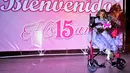 Magali Gonzalez Sierra saat merayakan ulang tahunnya ke-15 di El Cabuyal, Kolombia, 16 Januari 2016. Magali menderita progeria, kelainan genetik yang membuat tubuhnya cepat tua sehingga memiliki tubuh setara wanita berusia 90 tahun. (AFP/LUIS ROBAYO)