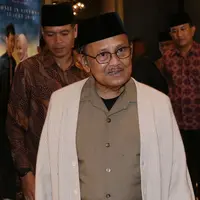 Mantan presiden Republik Indonesia, BJ Habibie, juga menaruh minat pada film 'Surga yang Tak Dirindukan' seperti penonton tanah air lainnya. (Galih W. Satria/Bintang.com)