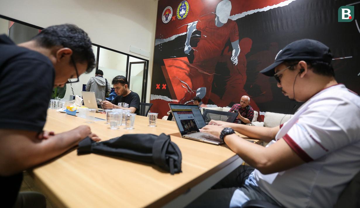 <p>Sejumlah wartawan sedang bekerja di dalam media center PSSI setelah Konferensi Pers Update FIFA Match Day dan Hal yang Lainnya di GBK Arena, Senayan, Jakarta, Jumat (10/03/2023). (Bola.com/Bagaskara Lazuardi)</p>