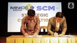 CEO PT Surya Citra Media Tbk Sutanto Hartono (kiri) dan Direktur Utama PT Media Nusantara Citra Tbk David Fernando Audy saat  menandatangani MoU kerja sama di Jakarta, Kamis (12/12/2019). SCM dan MNC menjalin kerja sama untuk meningkatkan sektor bisnis. (Liputan6.com/Faizal Fanani)