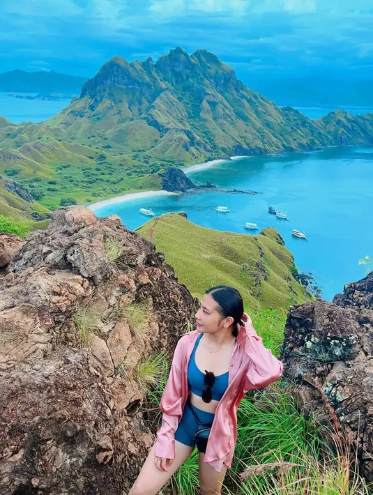 Ia mengenakan set sport bra dan biker pants biru dipadukan dengan outer pink. [@prillylatuconsina96]