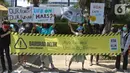 Para peserta aksi Asia Climate Rally menggelar unjuk rasa depan Balai Kota DKI Jakarta, Jumat (27/11/2020). Mereka meminta pemerintah melakukan tindakan nyata dalam penyelamatan iklim, salah satunya dengan berhenti mendanai industri bahan bakar fosil yang mematikan. (Liputan6.com/Hermann Zakharia)