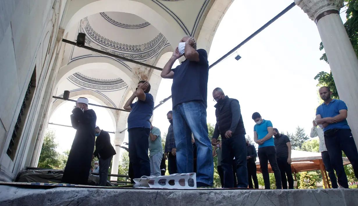 Umat Muslim melaksanakan salat di depan Masjid Mustafa Pasha di Skopje, Macedonia Utara, Selasa (12/5/2020). Komunitas Agama Islam (IRC) di Macedonia Utara membuka masjid-masjid, meskipun otoritas setempat meminta mempertimbangkan kembali keputusan itu terkait COVID-19. (AP/Boris Grdanoski)