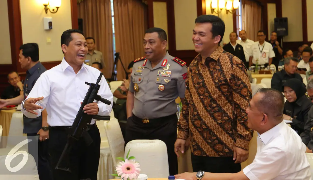 Kepala Badan Narkotika Nasional (BNN) Komjen Budi Waseso (kiri) saat mencoba senjata baru produksi Pindad usai peresmian senjata baru di Gedung Kementerian Pertahanan, Jakarta, Kamis (9/6).(Liputan6.com/Angga Yuniar)