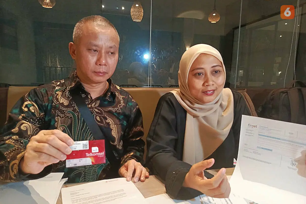 Sucianto dan kuasa hukumnya, warga Makassar yang gugat Telkomsel (Liputan6.com/Fauzan)