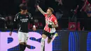 Jelang babak pertama usai, PSV Eindhoven mendapat hadiah penalti usai Thomas Partey melanggar Luuk de Jong di kotak terlarang. Noa Lang, sang eksekutor, sukses menaklukkan penjaga gawang Arsenal, David Raya. Skor 1-3 bertahan hingga babak pertama usai. (JOHN THYS/AFP)