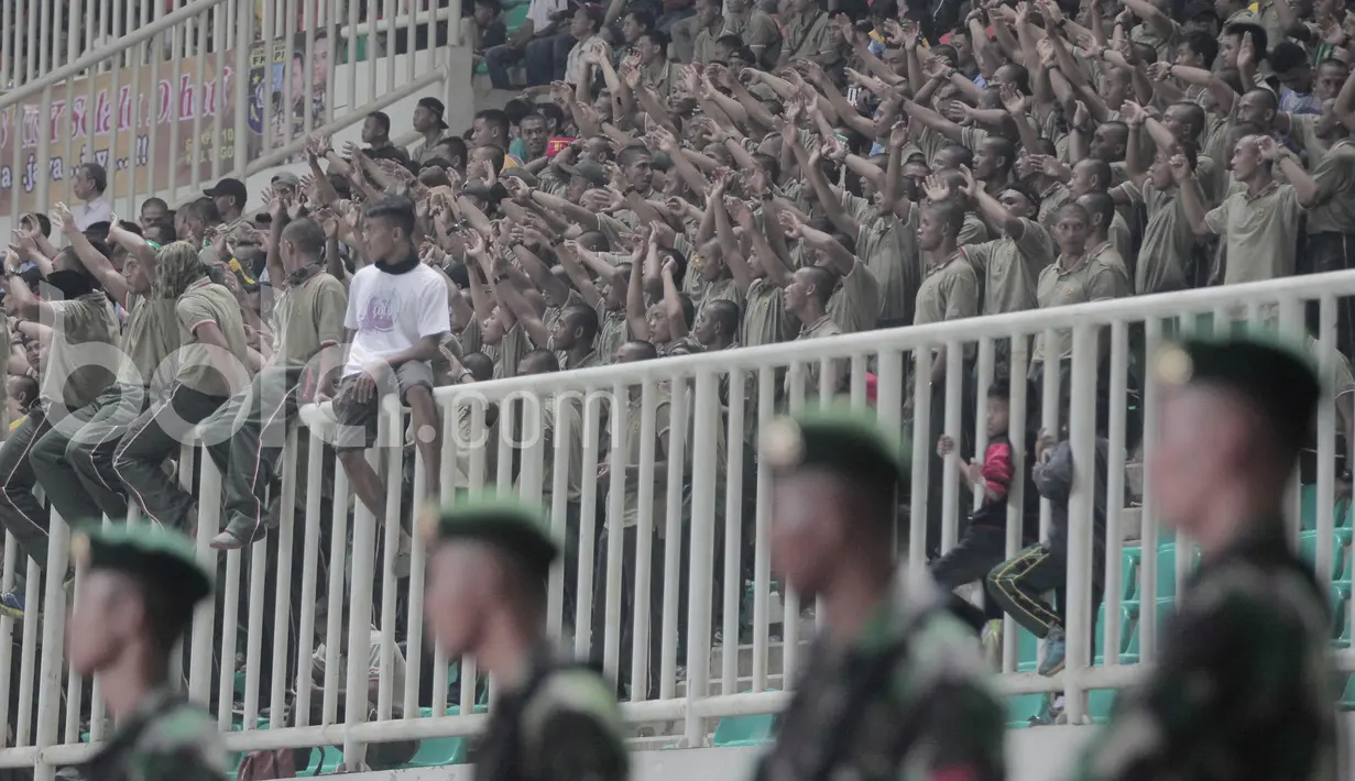 Sejumlah Suporter PS TNI yang mayoritas Tentara menyaksikan langsung laga PS TNI kontra PSM Makassar pada laga Liga 1 Indonesia di Stadion Pakansari, Bogor (15/05/2017). PS TNI menang 2-1. (Bola.com/M Iqbal Ichsan)
