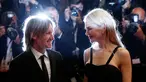 Nicole Kidman dan musisi Keith Urban berpose untuk fotografer setelah pemutaran film The Killing Of A Sacred Deer di karpet merah Festival Film Cannes, 22 Mei 2017. Nicole dan Keith selalu menunjukkan sisi mesra di hadapan publik (AP Photo/Thibault Camus)