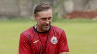 Pelatih Persija Jakarta, Thomas Doll, saat sesi latihan di Nirwana Park Sawangan, Jawa Barat, Kamis (7/7/2022). Latihan merupakan persiapan jelang bergulirnya Liga 1 musim 2022/2023. (Bola.com/M Iqbal Ichsan)