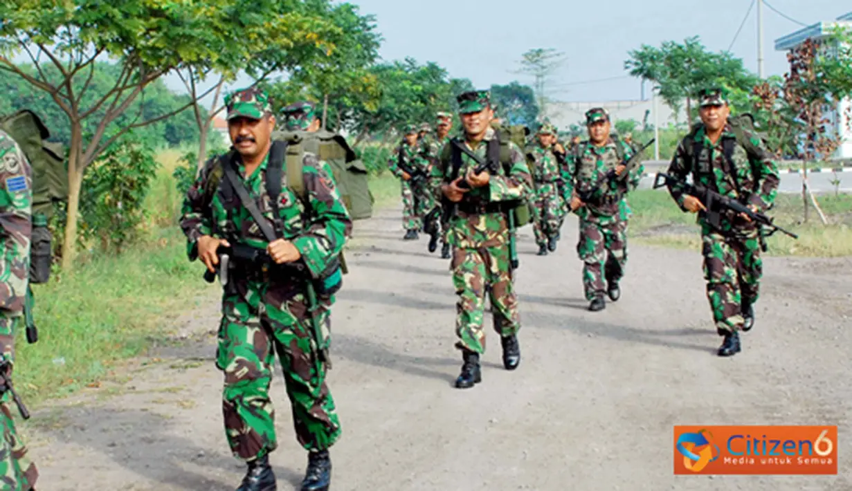Citizen6, Sidoarjo: Simulasi Peran Tempur ini dilaksanakan sesuai Prosedur Tetap No. Protap/26/VI/2012 tentang Pelaksanaan Peran Tempur Ksatrian Moekijat dalam rangka mengamankan dan mempertahankan Denmako Pasmar-1. (Pengirim: Diyat Akmal)