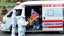 Pasien orang tanpa gejala (OTG) Covid-19 turun dari ambulance untuk selanjutnya dirawat selama 14 hari di Graha Wisata Ragunan, Jakarta, (21/12/2020). Hari ini terjadi penambahan 22 pasien OTG dari wilayah Sudinkes Jaksel sehingga total yang dirawat 34 pasien OTG. (merdeka.com/Arie Basuki)