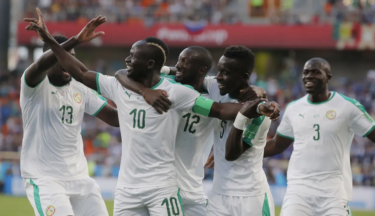 Para pemain Senegal merayakan gol yang dicetak Sadio Mane ke gawang Jepang pada laga grup H Piala Dunia di Yekaterinburg Arena, Yekaterinburg, Minggu (25/6/2018). Kedua negara bermain imbang 2-2. (AP/Vadim Ghirda)