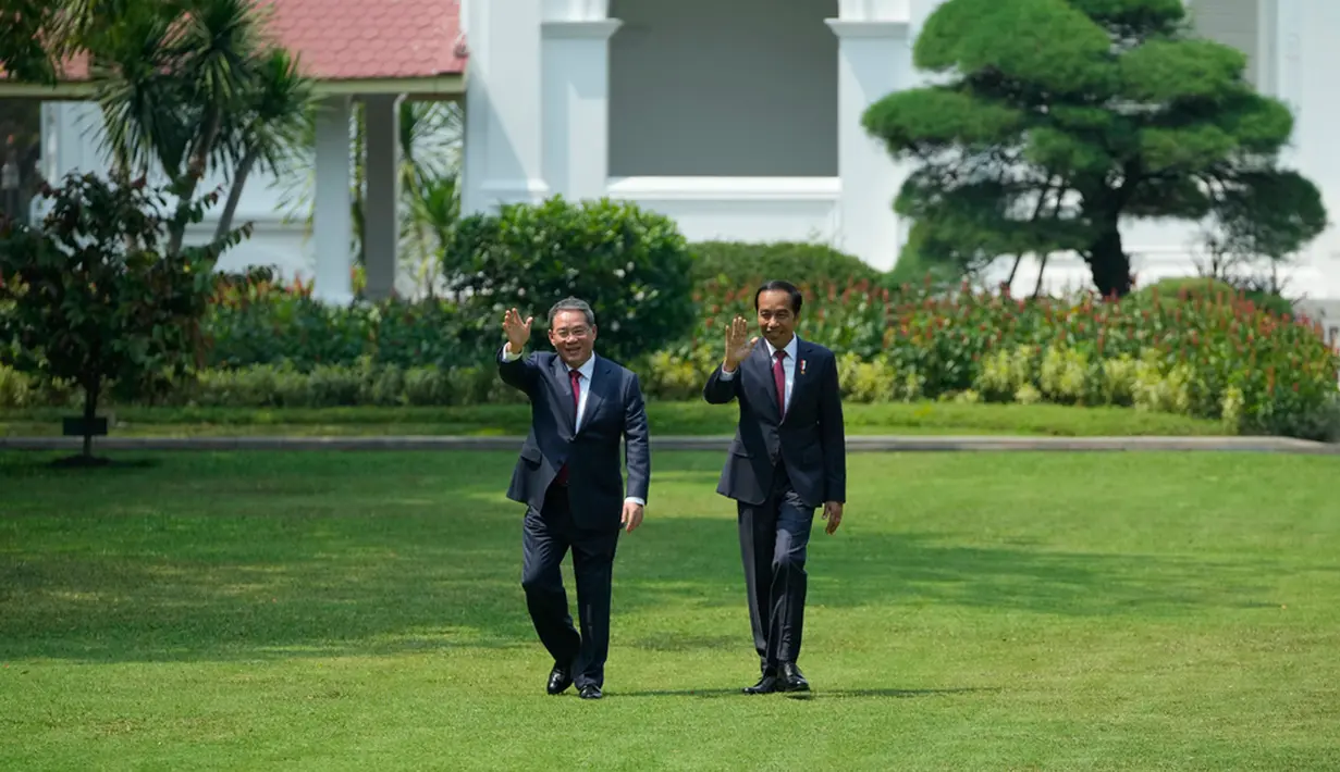 Dari Ruang Credential, Jokowi dan Li Qiang kemudian berpindah ke gazebo Istana Merdeka. Di sana Jokowi dan Li Qiang berbincang empat mata. (AP Photo/Achmad Ibrahim)
