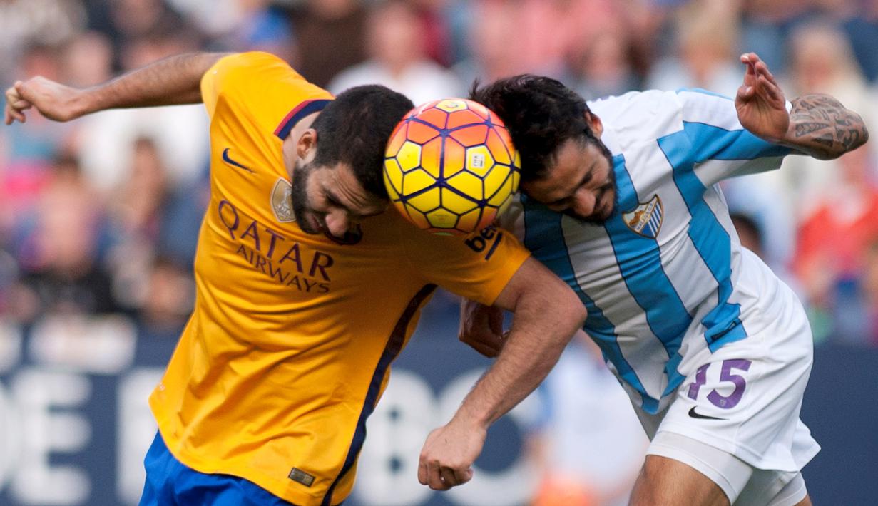 Pemain Barcelona, Arda Turan (kiri), berebut bola dengan pemain Malaga, Marcos Alberto Angeleri, dalam laga La Liga Spanyol di Stadion La Rosaleda, Malaga, Sabtu (23/1/2016). (AFP/Jorge Guerrero)