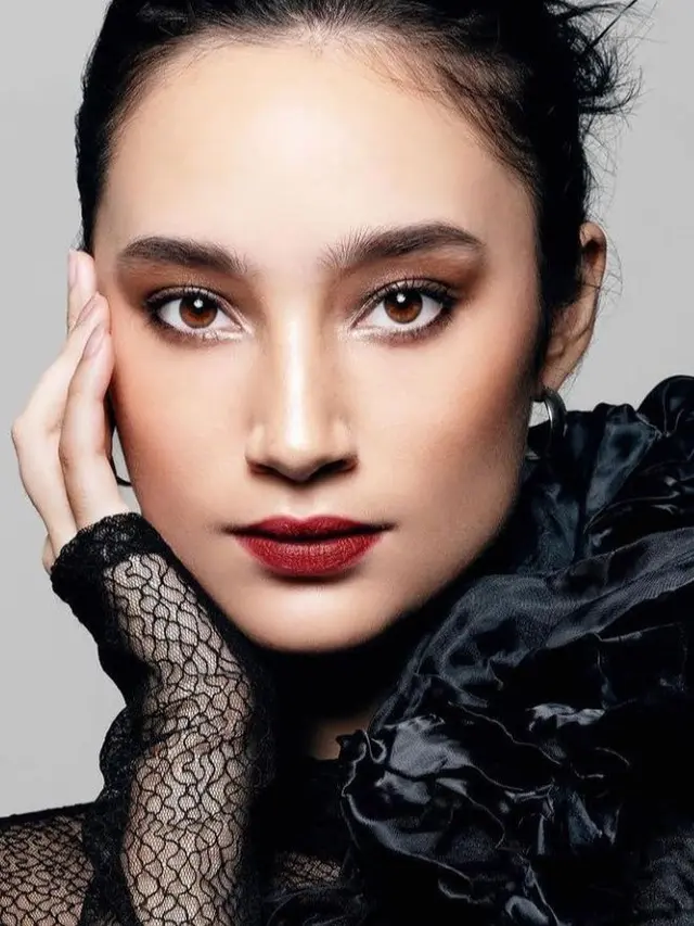 Tatjana Saphira pakai lipstik merah (Instagram/tatjanasaphira)