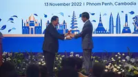 Presiden Joko Widodo (Jokowi) secara simbolis menerima palu dari Perdana Menteri Kamboja Hun Sen sebagai penanda bahwa Indonesia telah menjadi Ketua ASEAN. (Sumber: ekon.go.id)