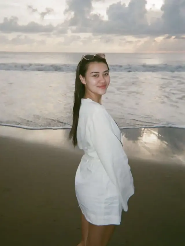 Aaliyah Massaid saat Liburan ke Pantai
