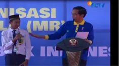 Jokowi bahkan sempat bercengkrama dengan para siswa didik yang baru diimunisasi. 