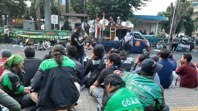 Massa Driver online gelar aksi di sekitar kantor Gojek, kawasan Blok M, Jakarta Selatan. (Liputan6.com/Yopi)