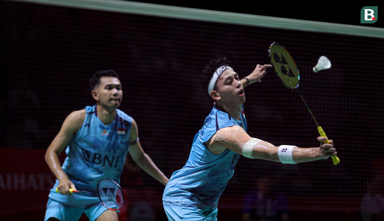 <p>Ganda putra Indonesia, Fajar Alfian/Muhammad Rian Ardianto mengembalikan bola ke arah lawannya, pasangan Chinese Taipei pada laga babak 32 besar Daihatsu Indonesia Masters 2024 di Istora Senayan, Jakarta, Selasa (23/1/2024). Fajar Alfian/Muhammad Rian Ardianto menang dua game langsung 21-16, 21-14. (Bola.com/Bagaskara Lazuardi)</p>
